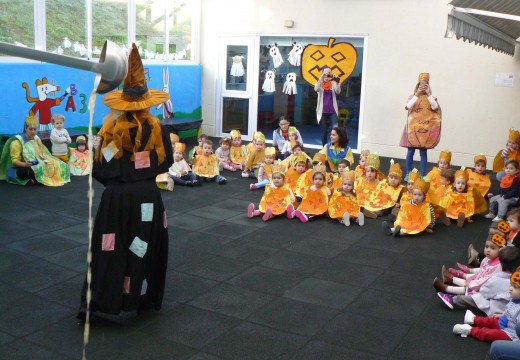 Os meniños da gardería municipal de Brión celebran a festa do Samaín cuns disfraces de cabazas elaborados por eles mesmos
